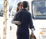 Katie Holmes et Tom Cruise s\'embrassent langoureusement sur le tournage de son film One Shot à Pittsburgh le 7 octobre 2011