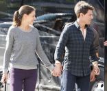 Katie Holmes rend visite à Tom Cruise sur le tournage de son film One Shot à Pittsburgh le 7 octobre 2011