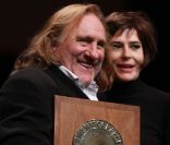 <p>Gérard Depardieu, extrêmement ému : son amie Fanny Ardant lui a remis le Prix Lumière 2011.</p>
<p>L\'acteur a été mis à l\'honneur par le  Festival Lumière, qui lui a décerné le 8 octobre à Lyon et devant ses  amis du métier le Prix Lumière 2011 pour l\'ensemble de son oeuvre.</p>