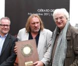  Gérard Depardieu pose avec son Prix Lumière entre Bertrand Tavernier et Thierry Frémeaux à Lyon le 9 octobre. 
 Gérard Depardieu, extrêmement ému, a été mis à l'honneur par le  Festival Lumière, qui lui a décerné le 8 octobre à Lyon et devant ses  amis du métier le Prix Lumière 2011 pour l'ensemble de son oeuvre. 