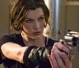 Resident Evil est mené par Milla Jovovich et ses pistolets. 