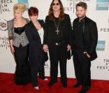 Jack Osbourne en compagnie de sa soeur Kelly, de son père Ozzy et de sa mère Sharon posent lors d\'une soirée lors du festival de Trebica en avril 2011 à New-York