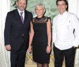 Guillaume Sarkozy, Franka Holtmann et Yannick Alléno lors de la quatrième édition du Prix Meurice pour l'art contemporain, le 10 octobre 2011.
