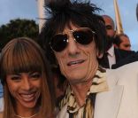 Ronnie Wood et Ana Araujo, à Cannes, le 18 mai 2011.