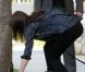 Leighton Meester promène son chien à Los Angeles, lundi 10 octobre 2011. Civique, elle nettoie derrière lui