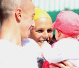 Laure Manaudou (photo : en famille au meeting de Carcassonne, avec Fred Bousquet et leur fille Manon, en juin 2011), en octobre 2011, se sépare de son agent l\'avocat Didier Poulmaire et rejoint l\'écurie Pimiento de Jean-François Salessy pour donner u