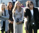<p>Ronnie Wood et son harem au British Champions Day à Ascot, le 15 octobre 2011. La blonde à gauche ne l\'a pas quitté d\'un pas au cours de cette journée riche en sensations, de la victoire du flamboyant Frankel à la grogne des jockeys avec le scandale des cravaches.</p>