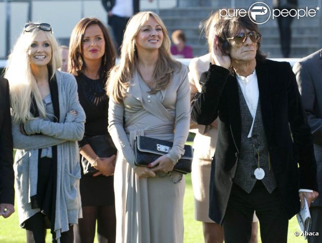 Ronnie Wood et son harem au British Champions Day à Ascot, le 15 octobre 2011. La blonde à gauche ne l'a pas quitté d'un pas au cours de cette journée riche en sensations, de la victoire du flamboyant Frankel à la grogne des jockeys avec le scandale des cravaches. 