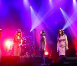 Raphaël, Cali, Camille, Daphné et Olivia Ruiz, à L\'Olympia de Paris, le 17 octobre 2011.