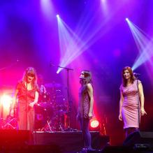 Raphaël, Cali, Camille, Daphné et Olivia Ruiz, à L'Olympia de Paris, le 17 octobre 2011.