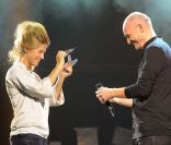 Gaëtan Roussel, président du jury, remet le prix Constantin à Selah Sue, à L'Olympia de Paris, le 17 octobre 2011.