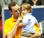 Michaël Llodra et son fils Théo après sa défaite en finale à Lyon le 1er novembre 2009