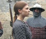Clémence Poésy et Liam Cunningham dans le film Jeanne captive