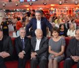 Michel Drucker, Douglas Kennedy, Pierre Schoendoerffer, Jacques Chancel, Liane Foly et Robert Hossein lors de l'enregistrement de Vivement dimanche à Paris (diffusion le 23 octobre 2011)
