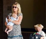 Penny Lancaster, femme de Rod Stewart, avec ses enfants Alastair et Aiden, en août 2011 à Miami 