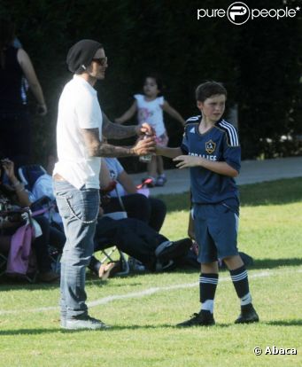 David Beckham encourage son fils aîné Brooklyn lors d'un match de foot à Long Beach à Los Angeles le 22 octobre 2011