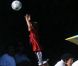 Cruz Beckham joue les acrobates lors d'un match de foot disputé par son aîné Brooklyn à Long Beach à Los Angeles le 22 octobre 2011
