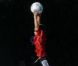 Cruz Beckham joue les acrobates lors d'un match de foot disputé par son aîné Brooklyn à Long Beach à Los Angeles le 22 octobre 2011