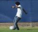 Même lorsqu'il n'est pas de match avec son équipe des Los Angeles Galaxy, David Beckham ne peut s'empêcher de taper dans le ballon, ici à Long Beach à Los Angeles le 22 octobre 2011