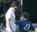 David Beckham donne quelques conseils à son fils aîné Brooklyn à Long Beach à Los Angeles le 22 octobre 2011