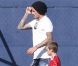 David Beckham et son fils Cruz lors d'un match de foot disputé par son aîné Brooklyn à Long Beach à Los Angeles le 22 octobre 2011