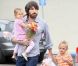 Ben Affleck et ses adorables filles Seraphina et Violet en train de faire des courses au marché fermier, le 23 octobre 2011 à Los Angeles. La petite famille revient les sac remplis !