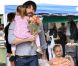 Ben Affleck et ses filles Seraphina et Violet en train de faire des courses au marché fermier, le 23 octobre 2011 à Los Angeles. Ce bouquet serait-il pour Jennifer Garner ?