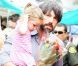 Ben Affleck et ses filles Seraphina et Violet en train de faire des courses au marché fermier, le 23 octobre 2011 à Los Angeles