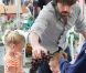 Ben Affleck et ses filles Seraphina et Violet en train de faire des courses au marché fermier, le 23 octobre 2011 à Los Angeles