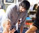 Ben Affleck et ses filles Seraphina et Violet en train de faire des courses au marché fermier, le 23 octobre 2011 à Los Angeles