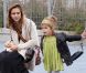 Jessica Alba dans les rues de New York le 24 octobre 2011 en compagnie de ses filles Honor et Haven