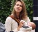Jessica Alba s'occupe de sa petite Haven dans les rues de New York le 24 octobre 2011.