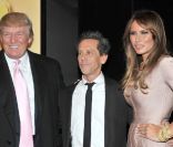 Donald Trump, Brian Grazer et Melania Trump lors de l'avant-première du Casse de Central Park, à New York le 24 octobre 2011