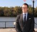 Le prince Daniel de Suède pose devant la Maison de la Suède à Washington, le 25 octobre 2011, en marge d'un séminaire sur les soins médicaux.