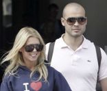 Tara Reid et son époux Zack Kehayov à l\'aéroport de Los Angeles le 5 août 2011