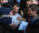Une foule compact attendait Marc Lièvremont et les rugbymen du XV de France à l'aéroport lors de leur retour de Nouvelle-Zélande à Paris le 26 octobre 2011