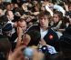 Julien Pierre au milieu de la foule qui attendait les rugbymen du XV de France à l'aéroport lors de leur retour de Nouvelle-Zélande à Paris le 26 octobre 2011