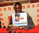 Corneille présente son opus Les Inséparables au Virgin Megastore des Champs-Elysées à Paris le 26 octobre 2011