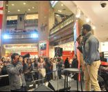Corneille en showcase au Virgin Megastore des Champs-Elysées à Paris le 26 octobre 2011