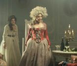 Le clip de  Ça ira mon amour , met en place les premiers éléments du spectacle musical  1789 - Les Amants de la Bastille . On y découvre également les visages de certains protagonistes de la fresque...