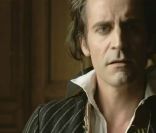 Rod Janois crève l'écran de son charisme dans le clip de  Ça ira mon amour , premier extrait du spectacle musical  1789 - Les Amants de la Bastille . On y découvre également les visages de certains protagonistes de la fresque...