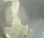  Le couple Olympe-Lazare se dévoile... 
 Rod Janois crève l'écran de son charisme dans le clip de  Ça ira mon amour , premier extrait du spectacle musical  1789 - Les Amants de la Bastille . On y découvre également les visages de certains protagonistes de la fresque... 