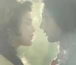 <p>Olympe (Camille Lou) et Lazare se révèlent.</p>
<p>Rod Janois crève l\'écran de son charisme dans le clip de <em>Ça ira mon amour</em>, premier extrait du spectacle musical <em>1789 - Les Amants de la Bastille</em>. On y découvre également les visages de certains protagonistes de la fresque...</p>