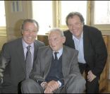 Michel Leeb et Daniel Russo entourent Robert Lamoureux en mars 2009 lorsqu\'il reçoit la grande médaille de Paris <br />