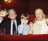 Robert Lamoureux et son petit fils Adrien auprès de son épouse Magalie de Vendeuil à Paris en avril 2000 