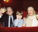 Robert Lamoureux et son petit fils Adrien auprès de son épouse Magalie de Vendeuil à Paris en avril 2000 