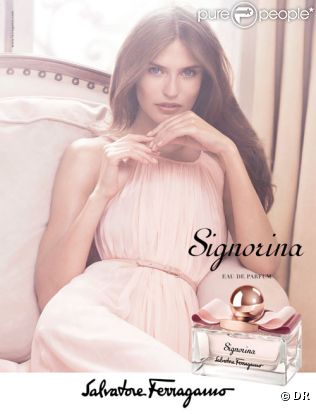 Bianca Balti pose pour le parfum Signorina de Salvatore Ferragamo. 