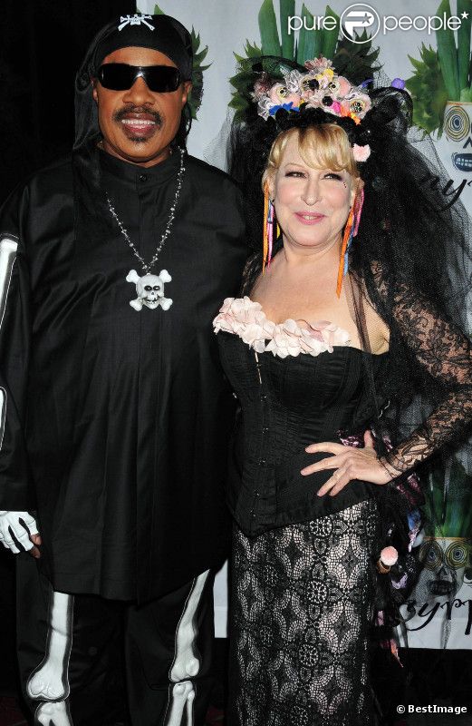 Stevie Wonder et Bette Midler lors du gala d'Halloween au profit du New York restoration project de Bette Midler à New York le 28 octobre 2011  