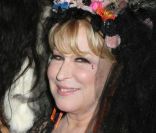 Bette Midler lors du 16e gala d'Halloween au profit du New York restoration project de Bette Midler à New York le 28 octobre 2011 dans l'enceinte de l'hôtel Waldorf Astoria  