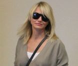 L\'actrice Cameron Diaz, surprise par les paparazzi à la sortie d\'UPS. Los Angeles, le 29 octobre 2011.<br />